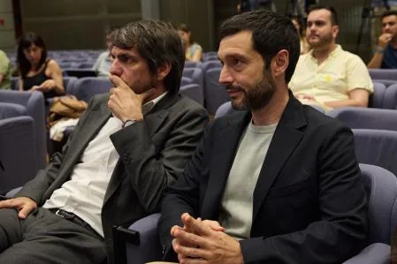 Ernest Urtasun y Pablo Bustinduy en un acto en el Ministerio de Trabajo, arropando a Yolanda Díaz